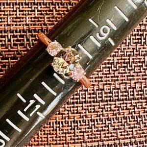 Elegant Women's Ring with greenish pink gemstones